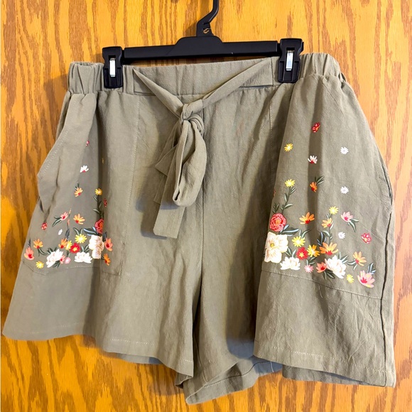 Emery Rose Pants - NWT Emery Rose, Floral Printed Shorts. Size 4XL Olive Green Women Shorts.